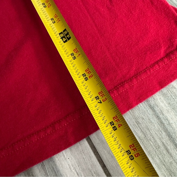 Buc-ee’s Rockin’ Around the Christmas Tree Beaver T-Shirt Red Adult Size Large - Picture 6 of 7